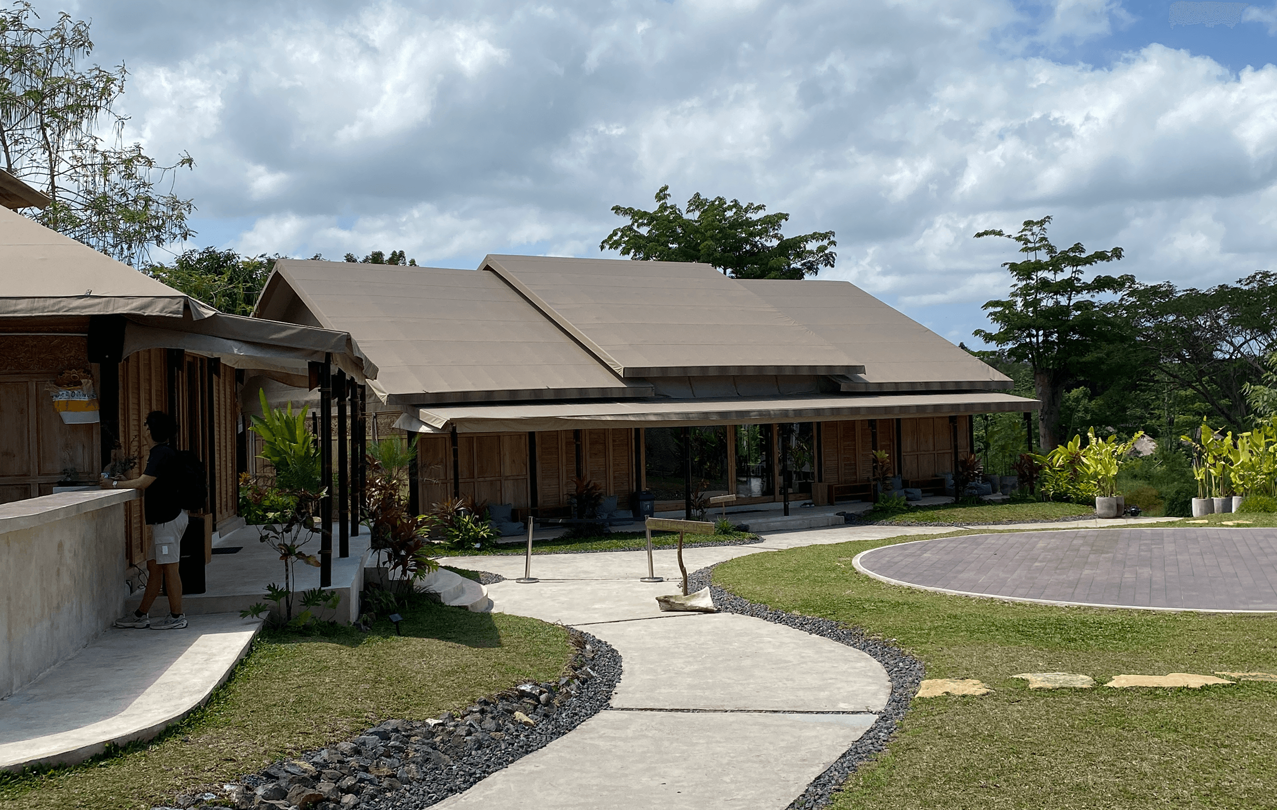 Location (in)Side-Events