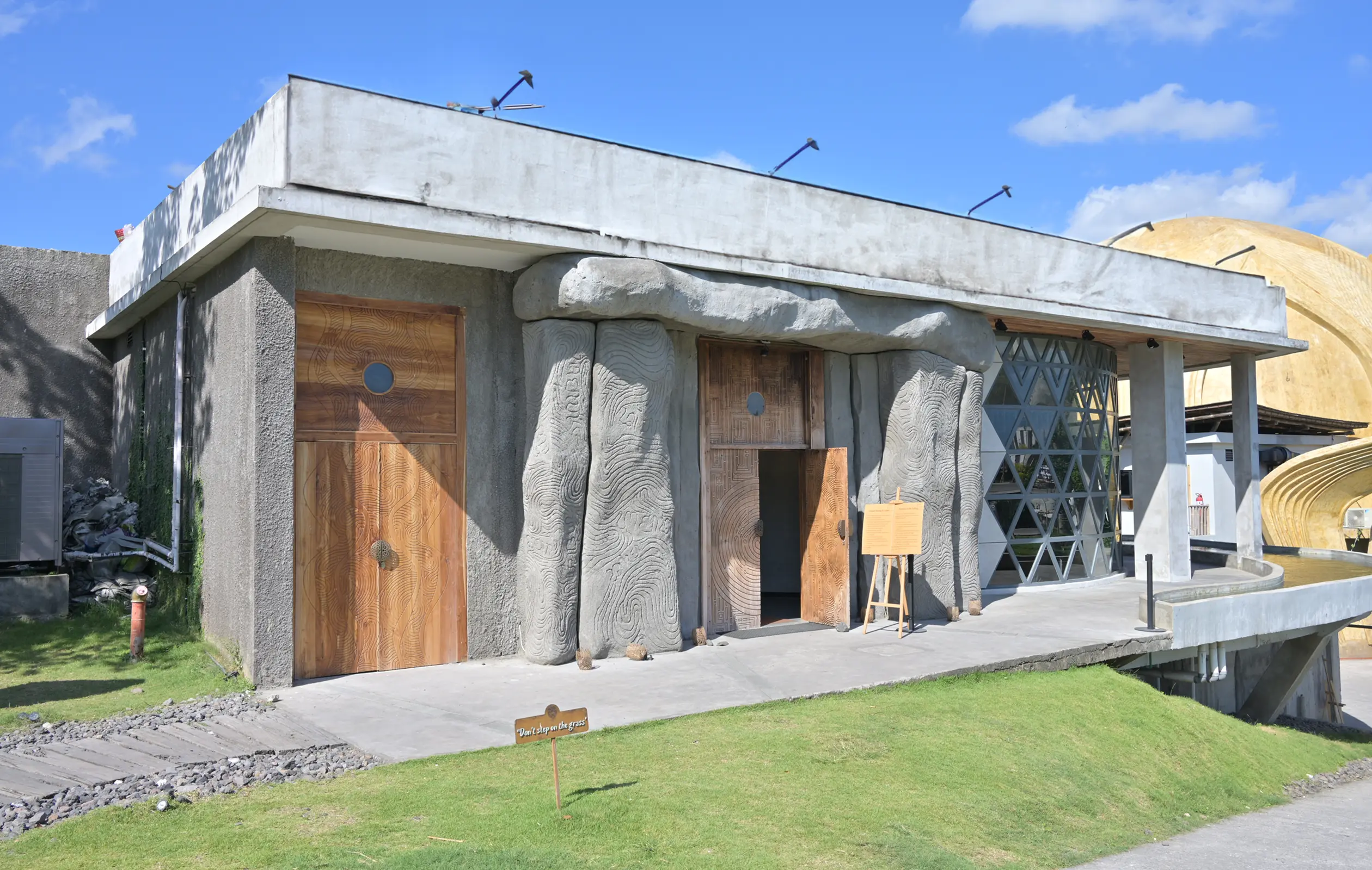 Location (in)Side-Events